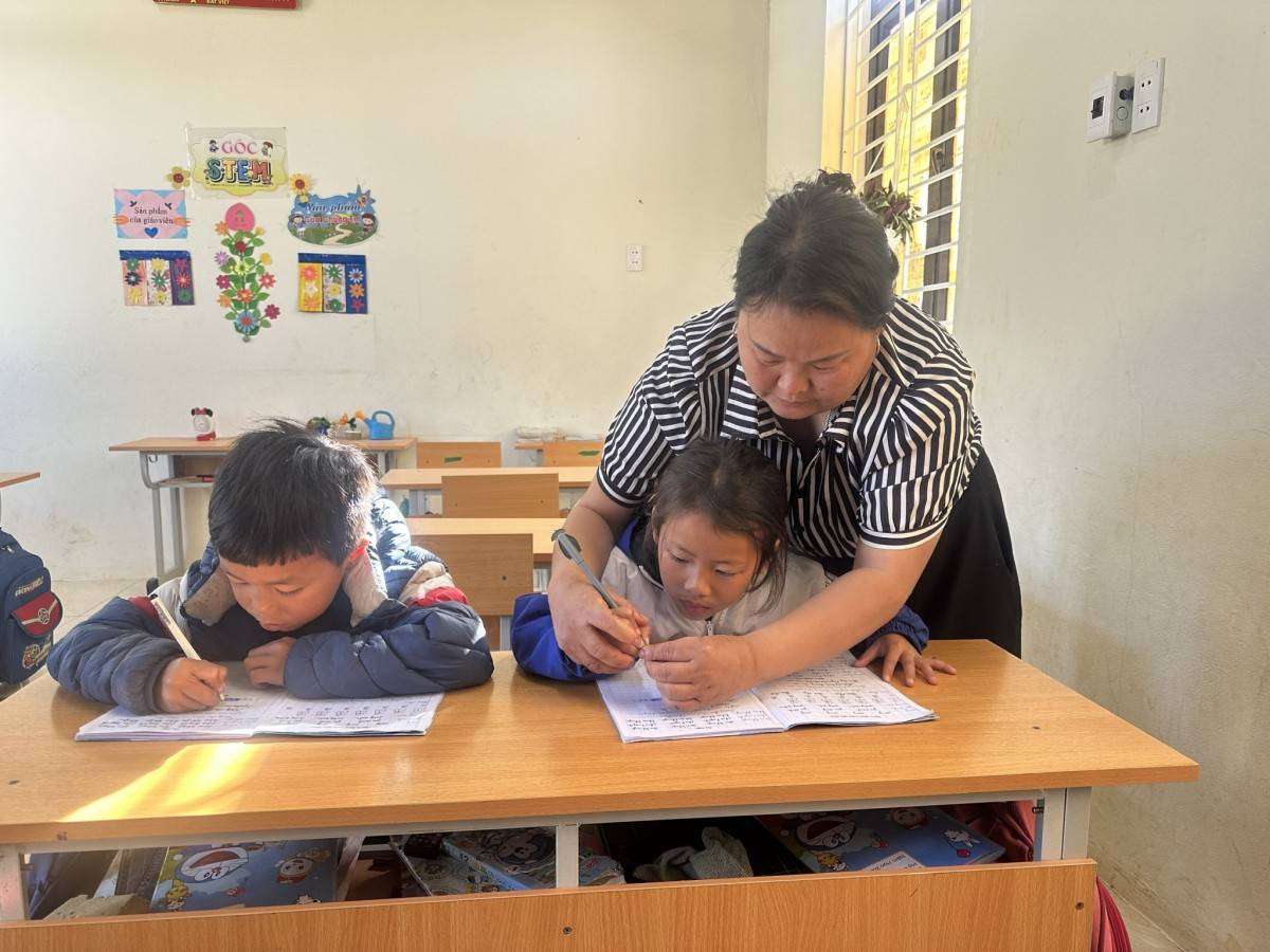 Cô giáo Lâu Thị Tông ở điểm trường Ché Lầu của Trường Tiểu học Na Mèo, xã Na Mèo.