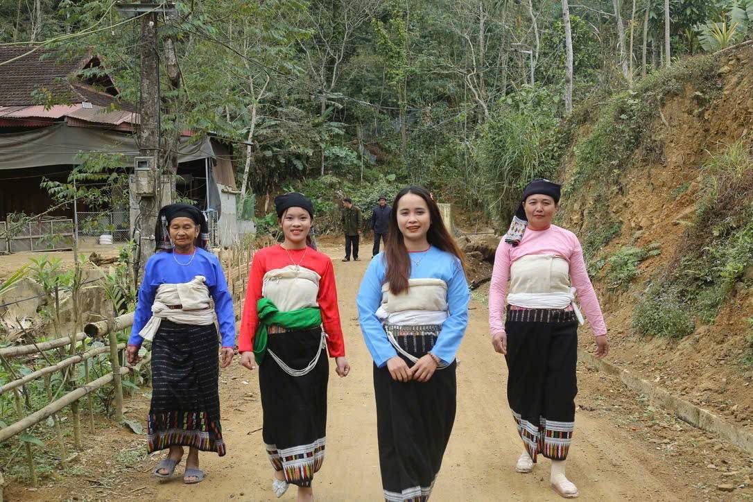 Chị Vi Thị Huyền Trang (thứ 2 từ phải sang), bản Dưn, xã Bát Mọt là ứng cử viên ngoài Đảng, người được bản làng yêu quý, tin tưởng