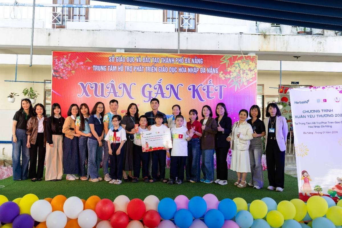 Cô Huỳnh Tiểu Hương, Giám Đốc Trung Tâm Nhân Đạo Quê Hương, chia sẻ: “Chuyến thăm đầu năm mới của Herbalife Việt Nam là một trải nghiệm tuyệt vời đối với tất cả chúng tôi tại Trung Tâm. Các hoạt động tình nguyện tổ chức cho các em thiếu nhi không chỉ mang lại nhiều niềm vui mà còn có tính giáo dục rất cao. Chúng tôi vô cùng cảm động khi nhận được sự hỗ trợ mạnh mẽ khi thực hiện sứ mệnh giúp đỡ các em thiếu nhi có hoàn cảnh khó khăn. Xin chân thành cảm ơn Herbalife vì đã mang đến những tác động tích cực cho cuộc sống của các em.”