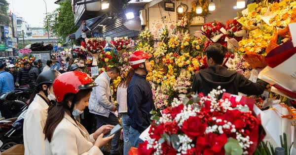 Giá hoa tươi tăng mạnh dịp 8/3, thị trường quà tặng sôi động