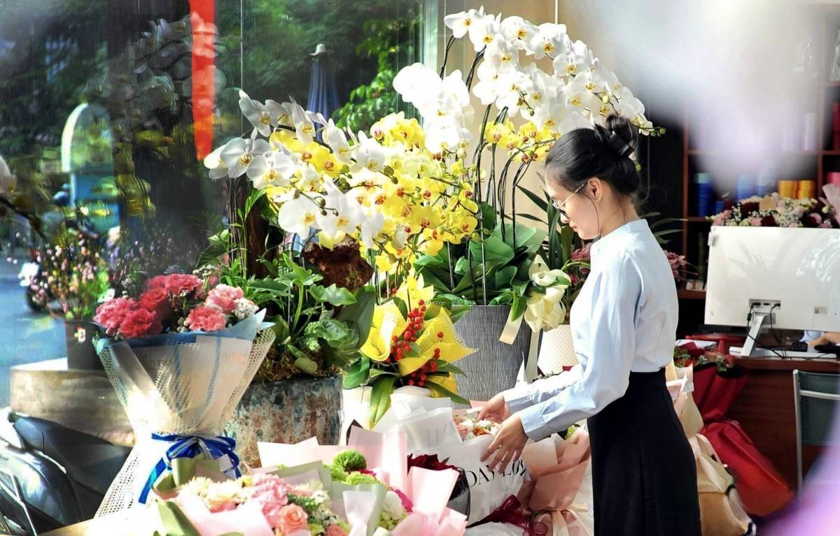 Giá hoa tươi tăng mạnh dịp 8/3, thị trường quà tặng sôi động