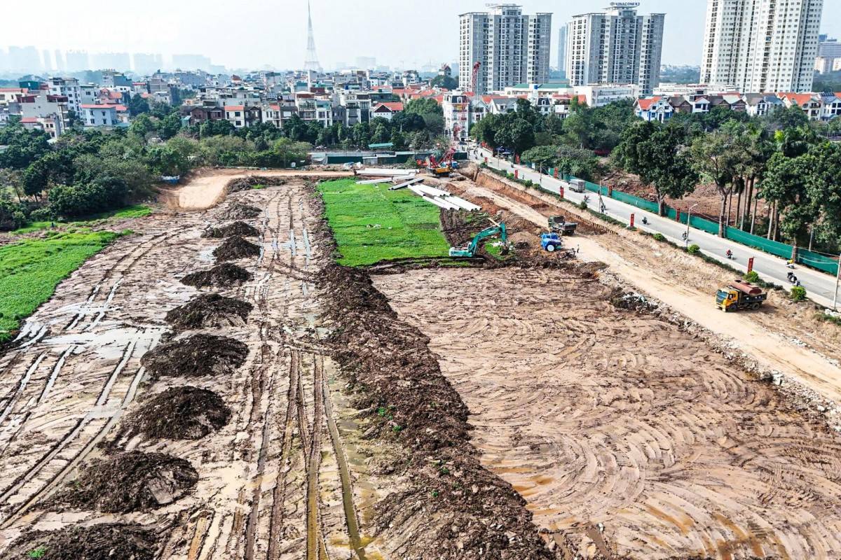   Công trường dự án hồ đầu mối Mễ Trì (Đồng Bông 2) rộng 12ha tại phường Đại Mỗ đang được thi công khẩn trương, kỳ vọng góp phần giảm ngập khu vực phía Tây Thủ đô.