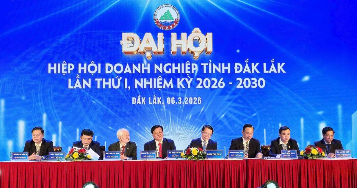  Đoàn chủ tịch điều hành đại hội.