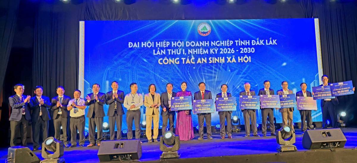  Hiệp hội Doanh nghiệp tỉnh và doanh nghiệp hội viên trao kinh phí tài trợ xây dựng nhà Đại đoàn kết cho hộ nghèo, hộ cận nghèo.