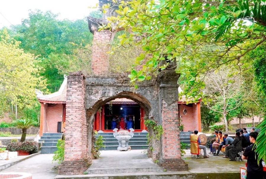 đền Thánh Mẫu thuộc làng Yên Mã, xã Mã Thành (cũ), nay là xóm Chùa Sơn, xã Bình Minh