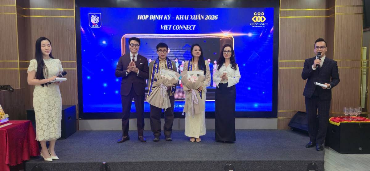 Trao hoa cho tân 2 hội viên gia nhập vietconnect