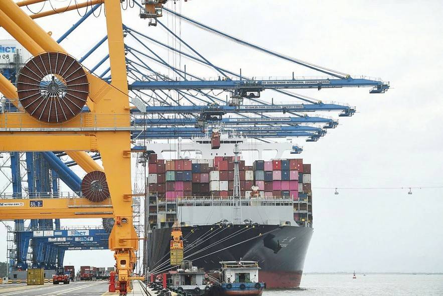 Hàng hóa Việt Nam xuất khẩu sang Trung Đông chủ yếu đi đường biển qua tuyến Suez - Biển Đỏ. Trong kịch bản rủi ro gia tăng, tàu có thể phải vòng qua mũi Hảo Vọng (Nam Phi), kéo dài hải trình thêm 8 - 15 ngày. Cước tàu biển có thể tăng 20 - 30%; phụ phí bả