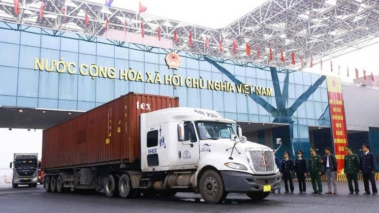 Các phương tiện chở hàng hóa xuất khẩu qua khu vực cửa khẩu Bắc Luân II trong sáng 7/3/2026 (Ảnh: https://nhandan.vn)