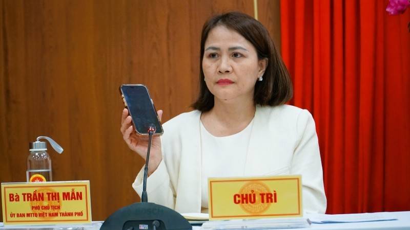 Sự số kết nối trực tuyến với điểm cầu trung tâm khiến cử tri xã miền núi Trà Tập, Đà Nẵng phải dùng điện thoại để chuyển tải ý kiến đến ứng viên Quốc hội tối 6.3. Ảnh: Hoàng Bin