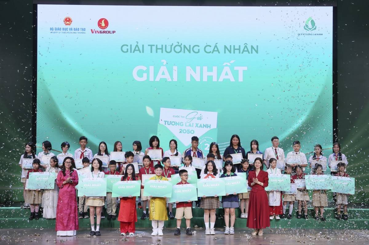Bà Nguyễn Thị Nhung, Phó Vụ trưởng Vụ Học sinh, sinh viên - Bộ Giáo dục và Đào tạo (trái) và TS. Lê Thái Hà, Giám đốc Điều hành Quỹ Vì tương lai xanh (phải) trao giải Nhất ở các hạng mục tại cuộc thi “Gửi tương lai Xanh 2050” mùa 2. Ảnh: BTC.