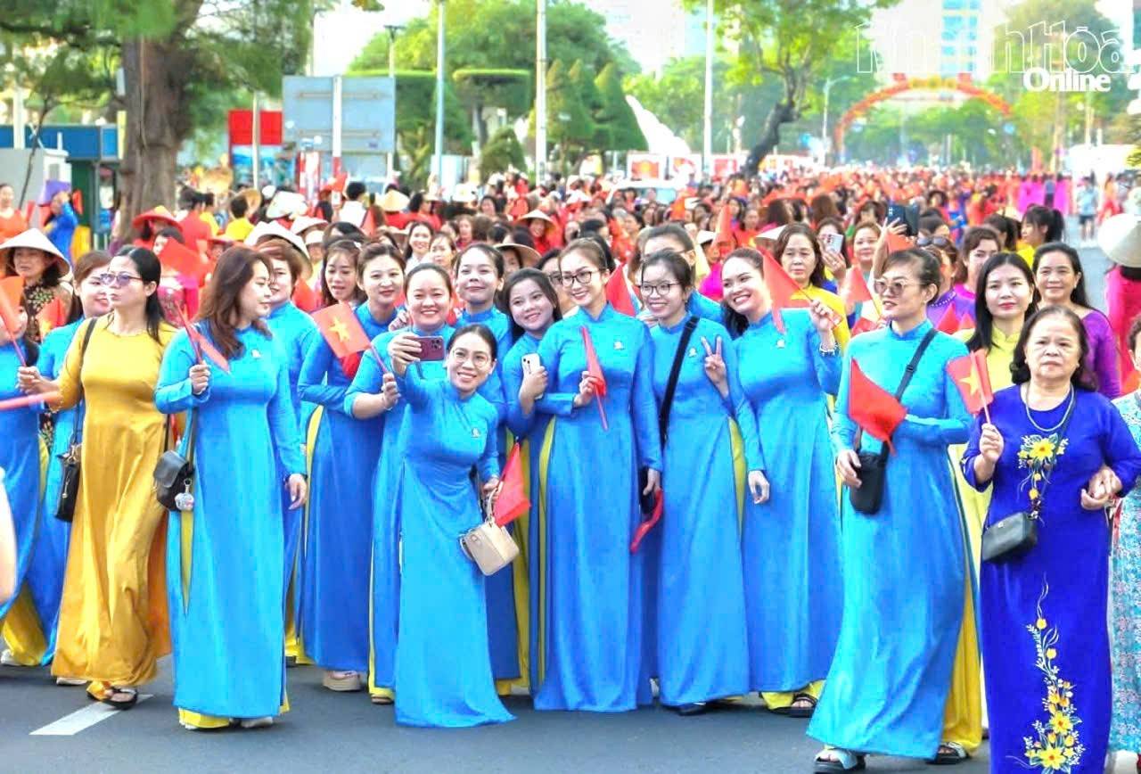 3.000 phụ nữ diễu hành áo dài rực rỡ bên vịnh Nha Trang trong Tuần lễ Áo dài 2026