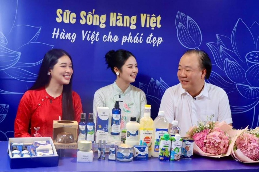 Livestream “Sức sống hàng Việt”: Cục trưởng Trần Hữu Linh cùng Hoa hậu Ngọc Hân quảng bá sản phẩm Việt