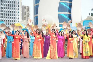 3.000 phụ nữ diễu hành áo dài rực rỡ bên vịnh Nha Trang trong Tuần lễ Áo dài 2026