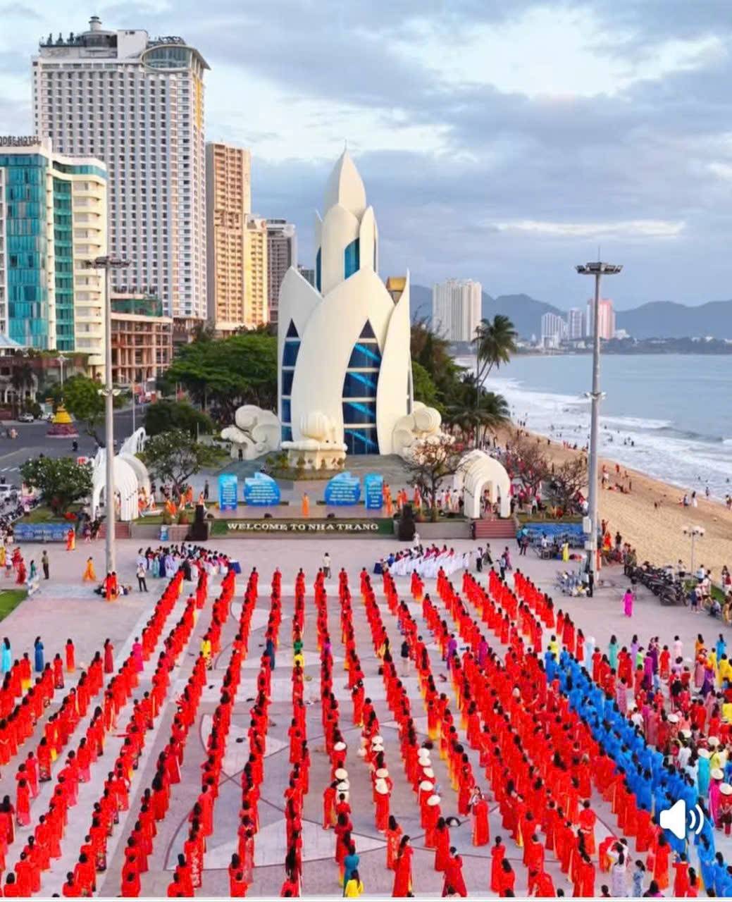 3.000 phụ nữ diễu hành áo dài rực rỡ bên vịnh Nha Trang trong Tuần lễ Áo dài 2026