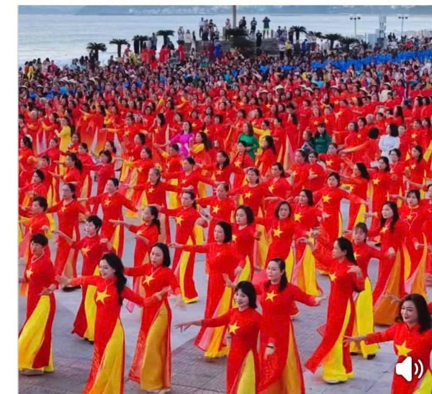 Hơn 3.000 phụ nữ đã tham gia diễu hành và trình diễn áo dài dọc tuyến đường ven biển Trần Phú, Nha Trang. (Ảnh: Hoài Bảo)