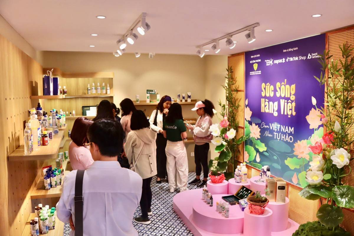 Livestream “Sức sống hàng Việt”: Cục trưởng Trần Hữu Linh cùng KOL quảng bá sản phẩm Việt
