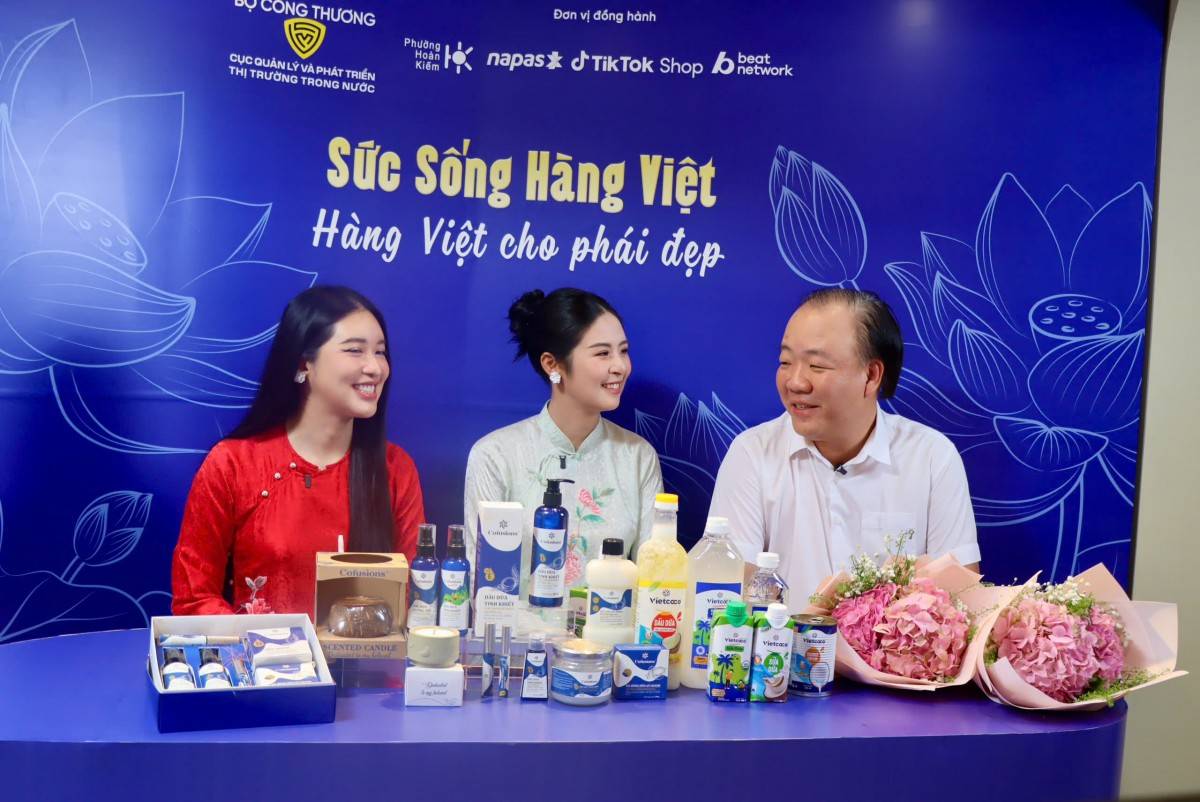 Livestream “Sức sống hàng Việt”: Cục trưởng Trần Hữu Linh cùng KOL quảng bá sản phẩm Việt