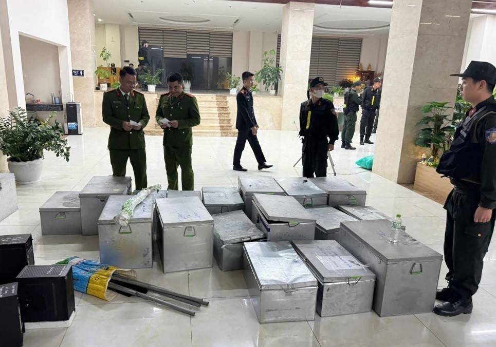 Cơ quan chức năng khám xét trụ sở Công ty TNHH Quan Minh.