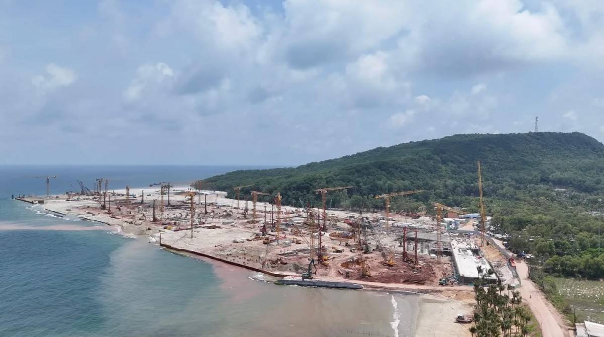 Đại công trường hạ tầng đối mặt nguy cơ chậm tiến độ khi giá dầu tăng sốc