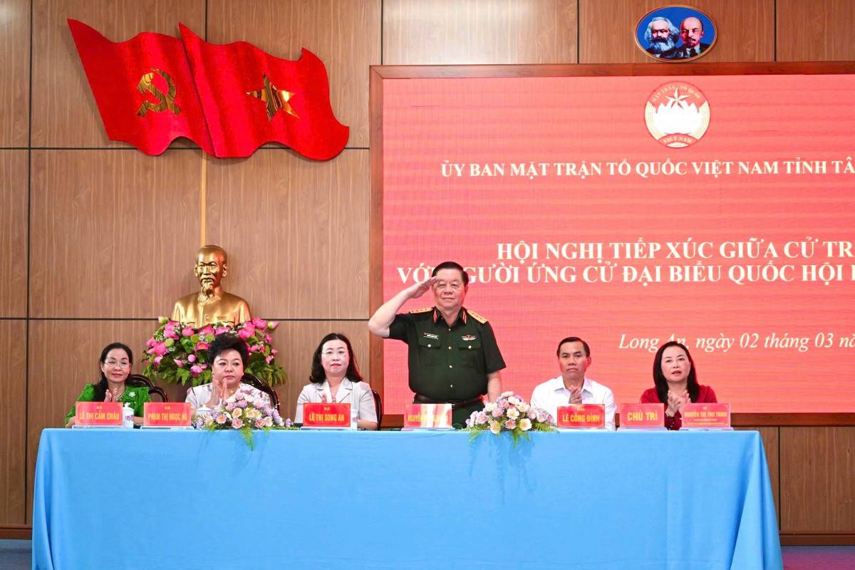 Các ứng viên Đại biểu Quốc hội khóa XVI tại Hội nghị tiếp xúc cử tri