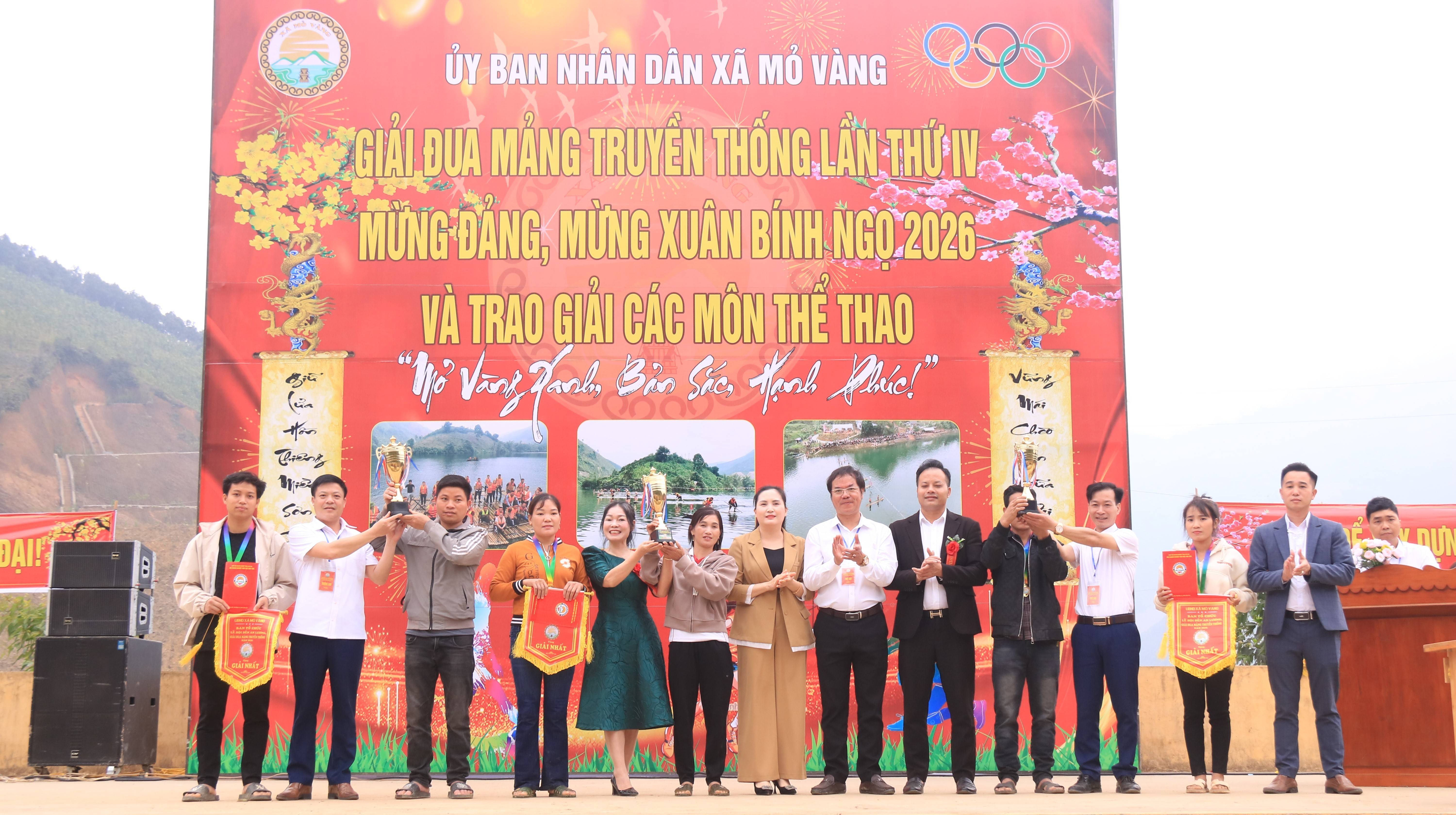 Đua mảng trên hồ Đồng Sung – trải nghiệm văn hóa sông nước độc đáo của Mỏ Vàng