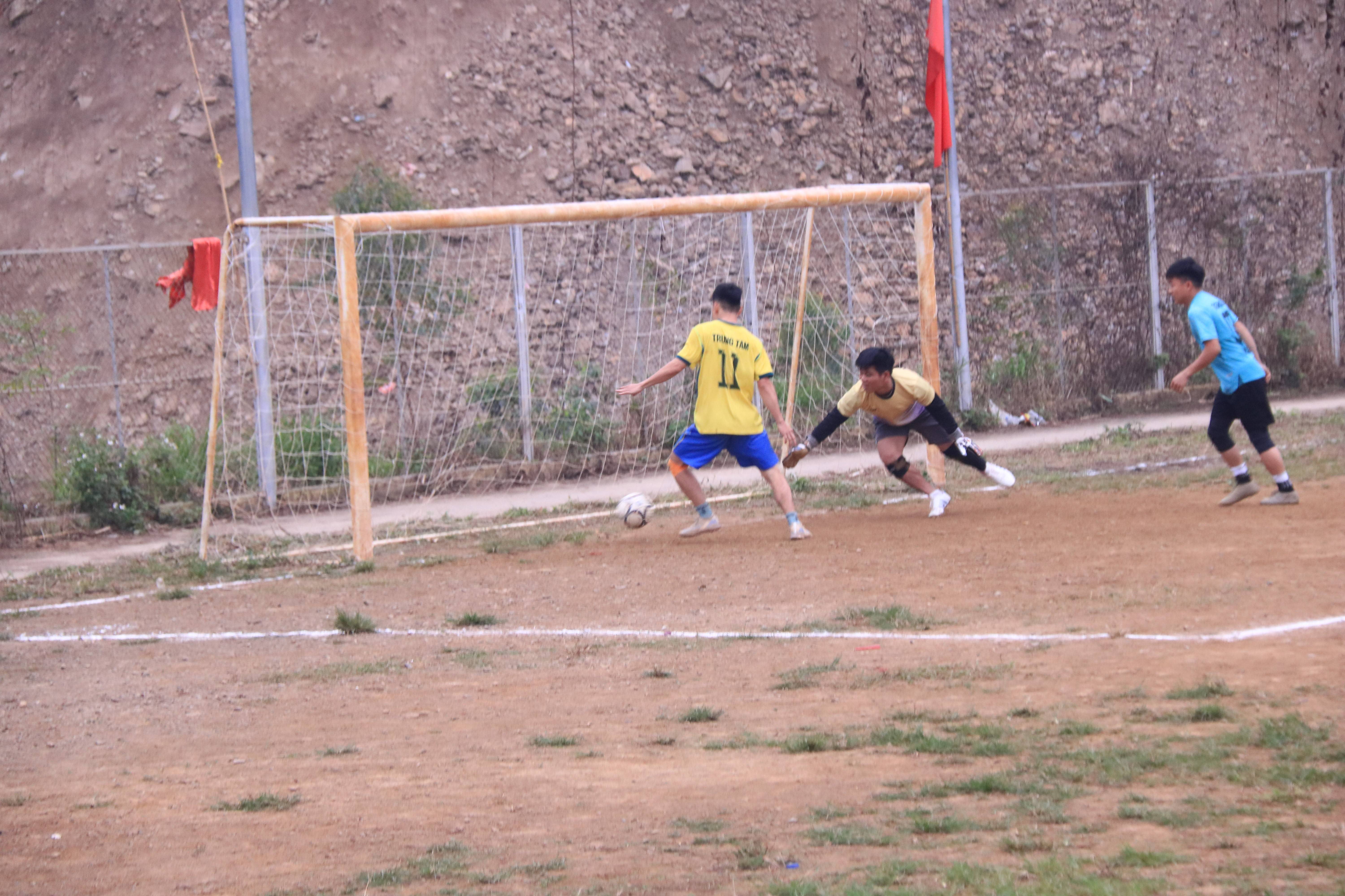 Đua mảng trên hồ Đồng Sung – trải nghiệm văn hóa sông nước độc đáo của Mỏ Vàng