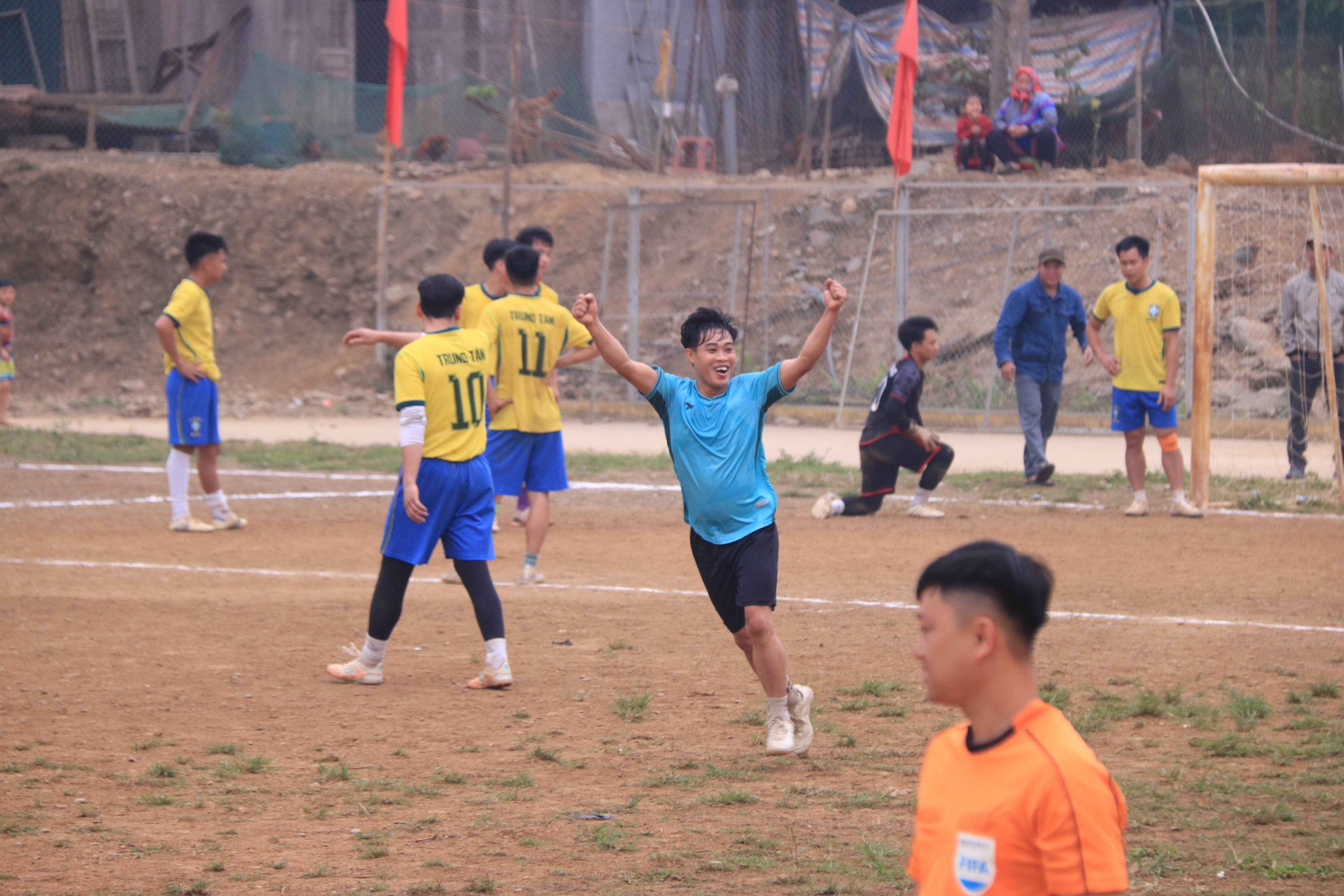 Đua mảng trên hồ Đồng Sung – trải nghiệm văn hóa sông nước độc đáo của Mỏ Vàng