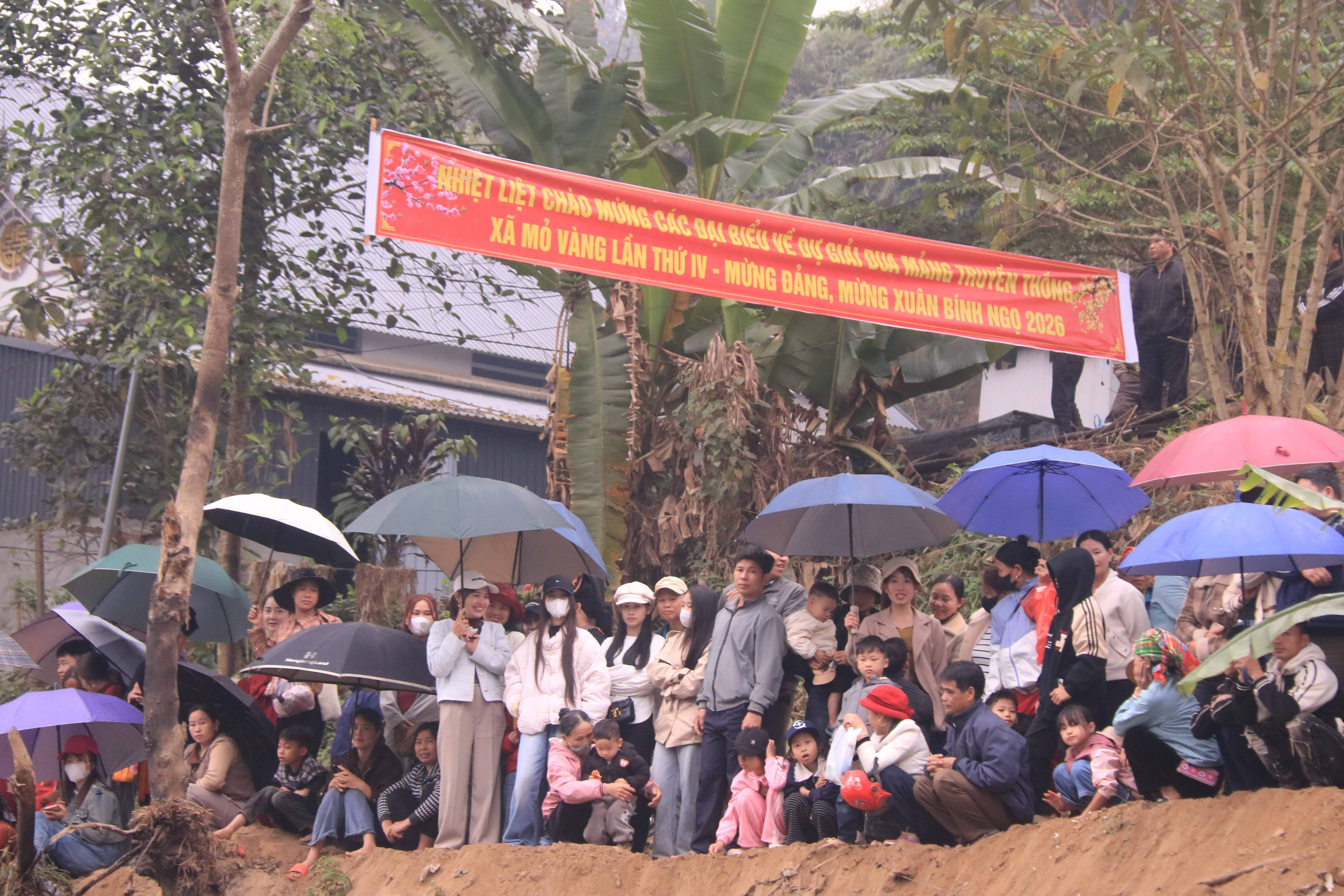 Đua mảng trên hồ Đồng Sung – trải nghiệm văn hóa sông nước độc đáo của Mỏ Vàng