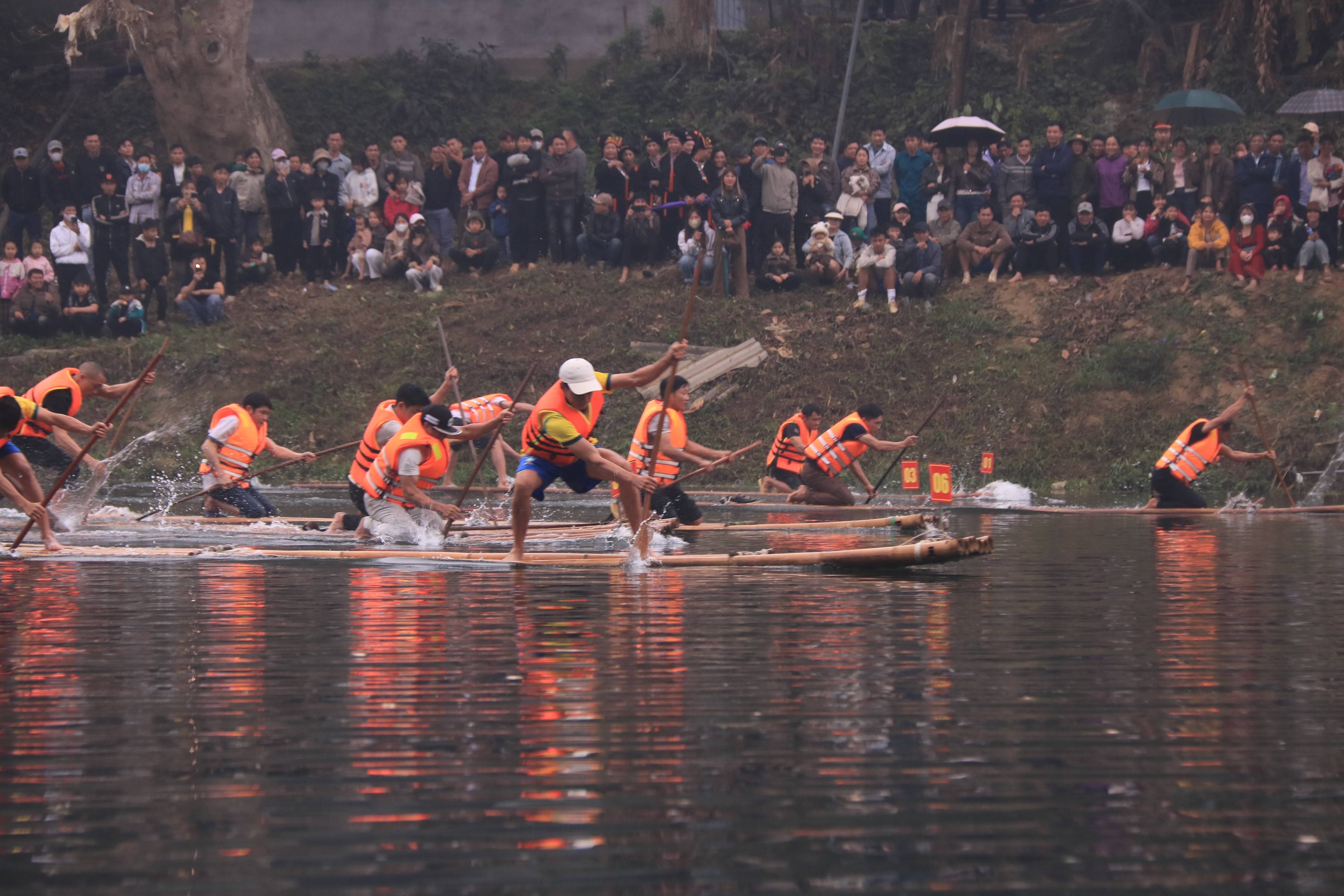 Đua mảng trên hồ Đồng Sung – trải nghiệm văn hóa sông nước độc đáo của Mỏ Vàng