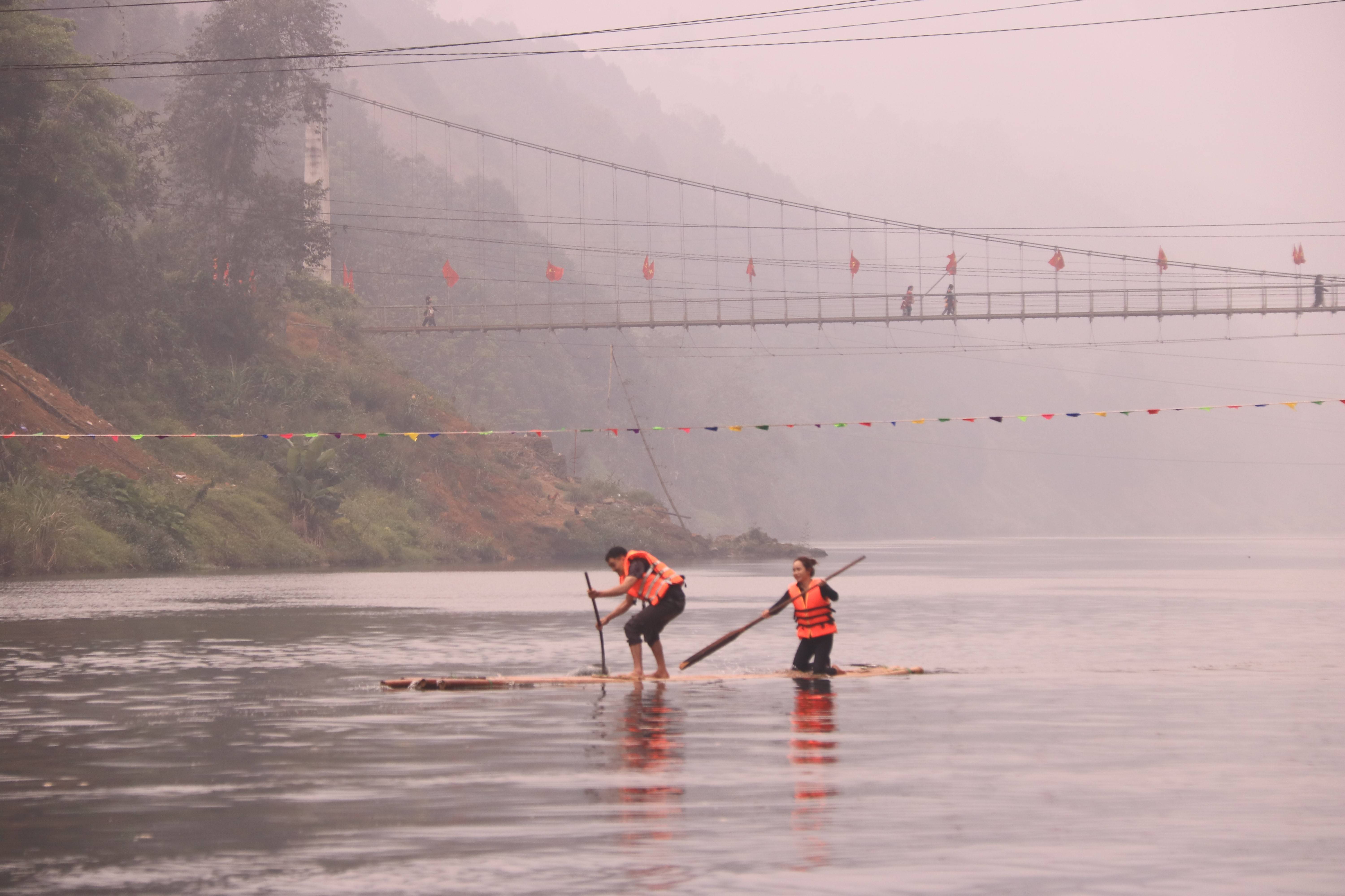 Đua mảng trên hồ Đồng Sung – trải nghiệm văn hóa sông nước độc đáo của Mỏ Vàng