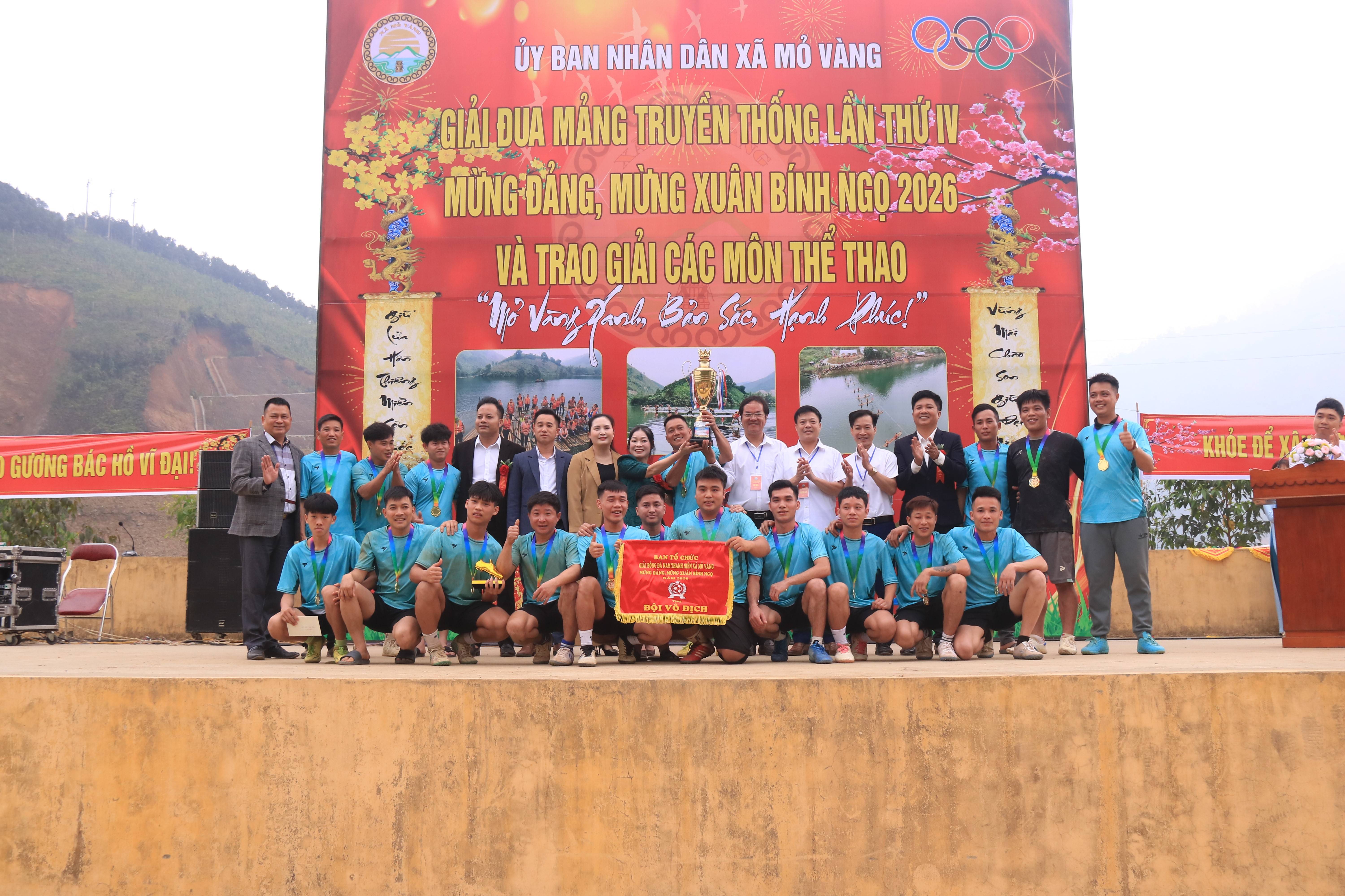 Đua mảng trên hồ Đồng Sung – trải nghiệm văn hóa sông nước độc đáo của Mỏ Vàng