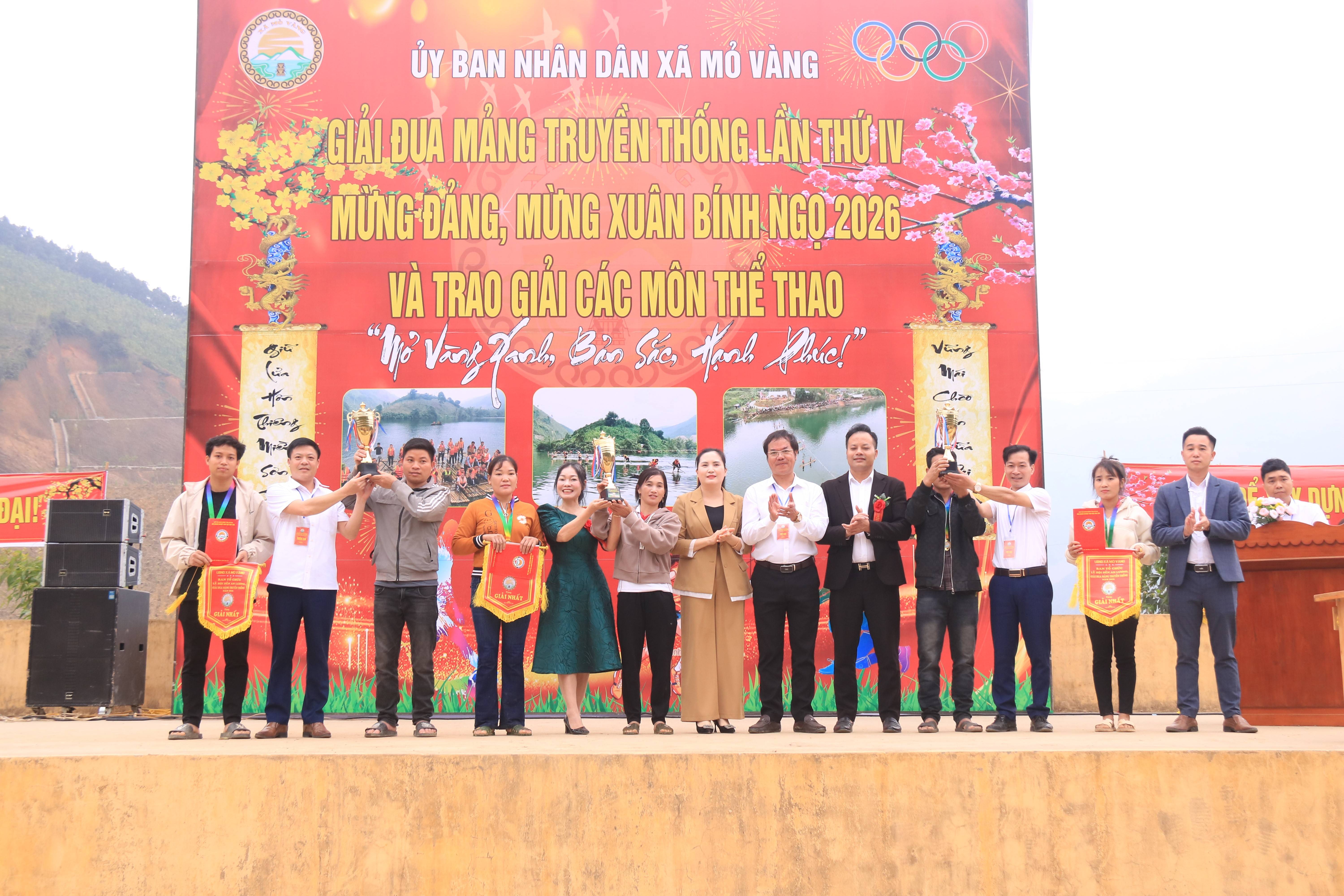 Đua mảng trên hồ Đồng Sung – trải nghiệm văn hóa sông nước độc đáo của Mỏ Vàng