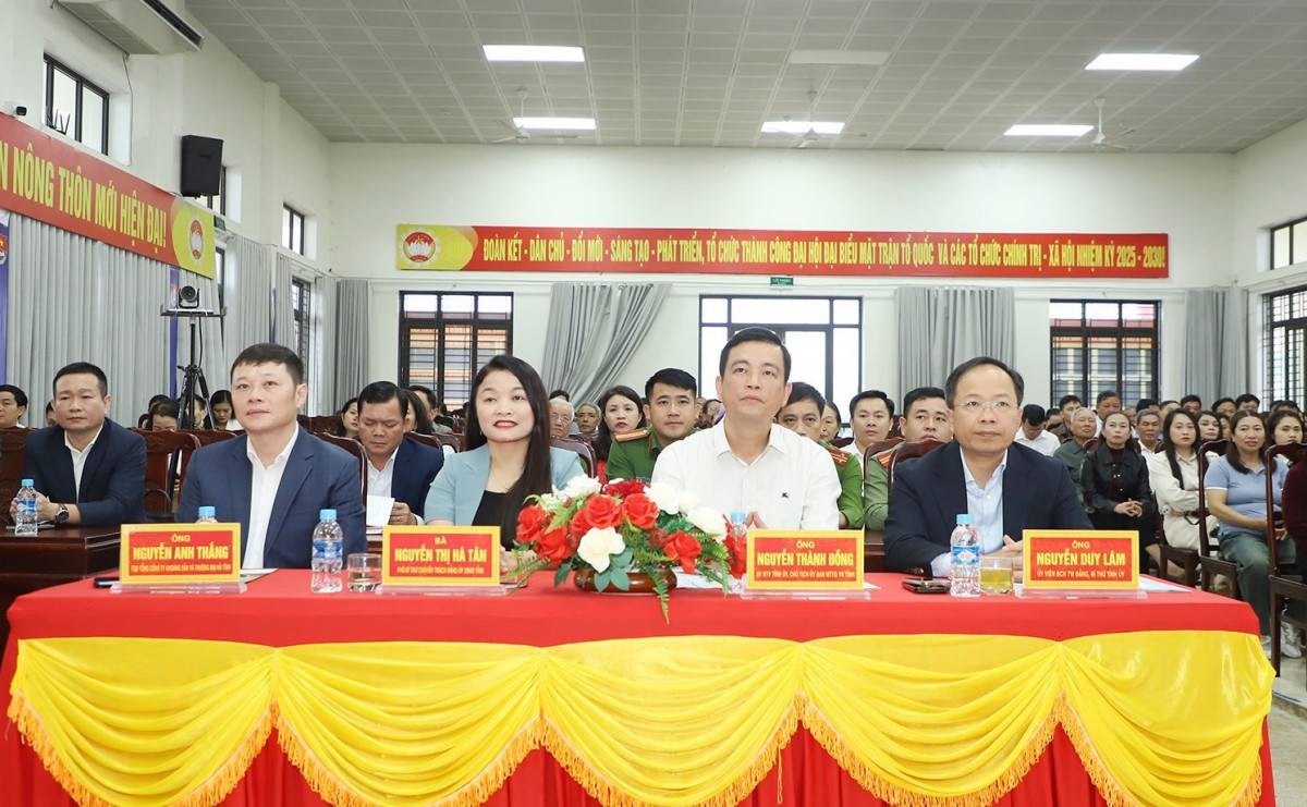 Bí thư Tỉnh ủy Hà Tĩnh Nguyễn Duy Lâm cùng ứng cử viên tiếp xúc cử tri trước bầu cử