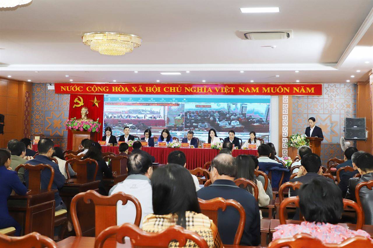 Tại hội nghị, ông Ngô Hoài Linh – Phó Chủ tịch Ủy ban MTTQ Việt Nam tỉnh đã thông tin tiểu sử tóm tắt của các ứng cử viên để cử tri nắm bắt trước khi trao đổi, góp ý.