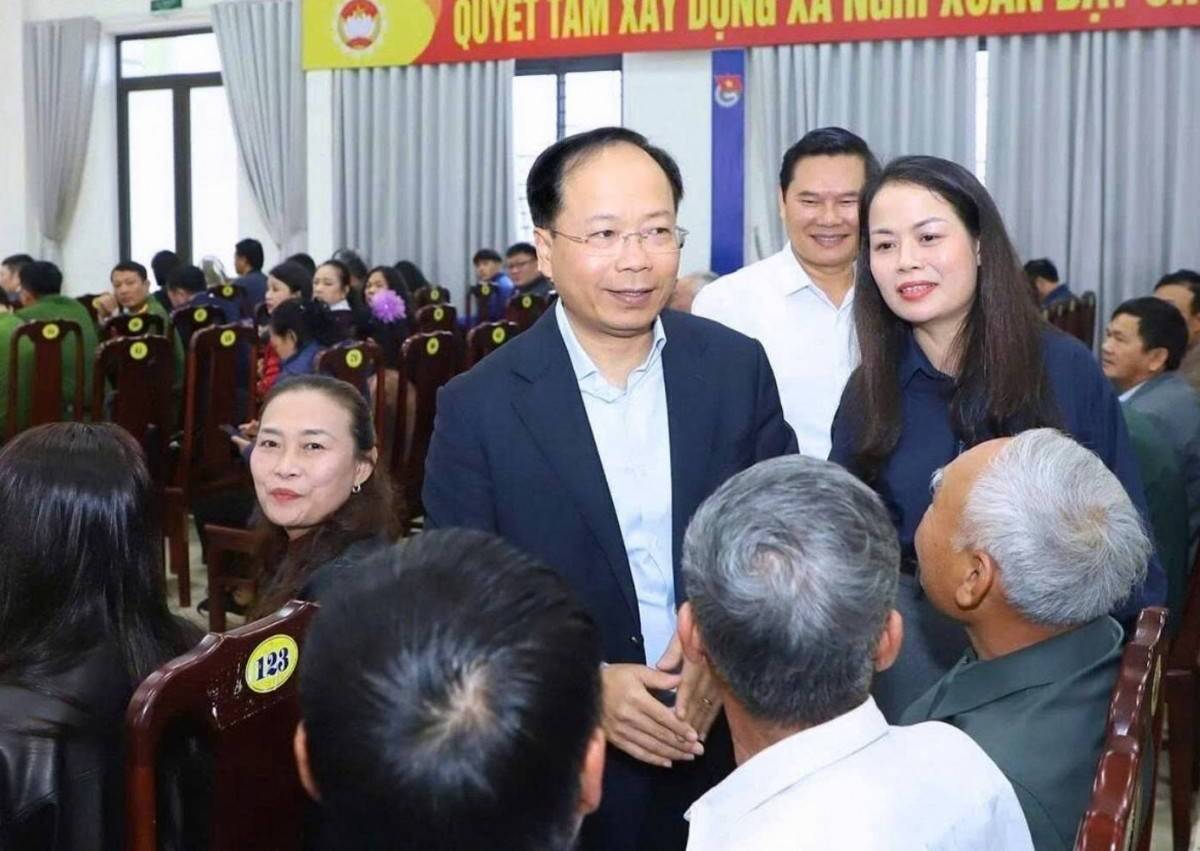 Bí thư Tỉnh ủy Hà Tĩnh Nguyễn Duy Lâm cùng ứng cử viên tiếp xúc cử tri trước bầu cử