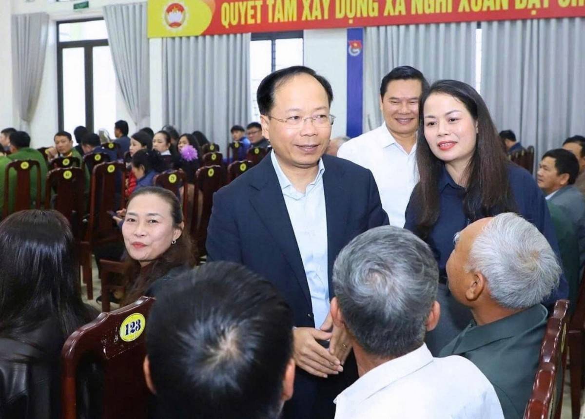 Bí thư Tỉnh ủy Hà Tĩnh Nguyễn Duy Lâm cùng ứng cử viên tiếp xúc cử tri trước bầu cử