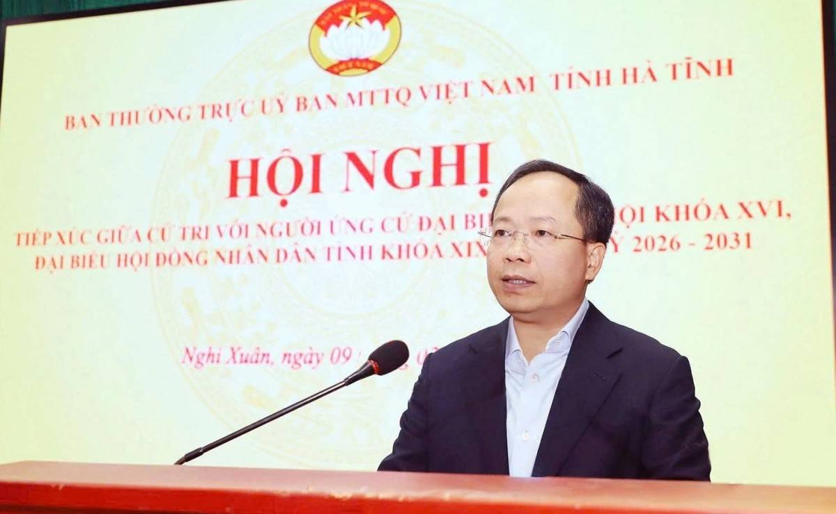 Bí thư Tỉnh ủy Hà Tĩnh Nguyễn Duy Lâm cùng ứng cử viên tiếp xúc cử tri trước bầu cử