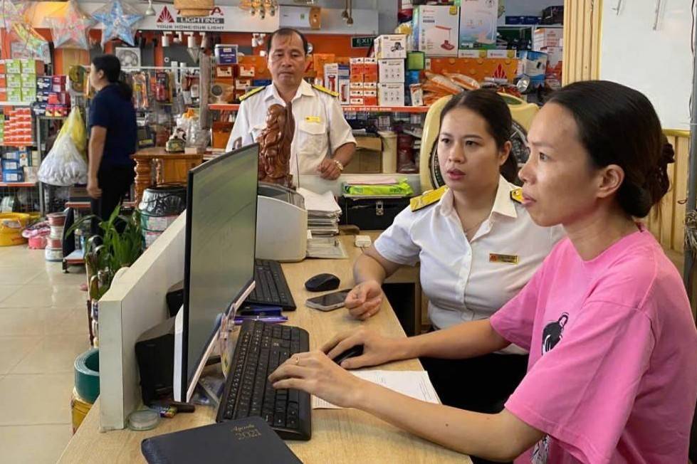 Ngành Thuế mở cao điểm hỗ trợ hộ kinh doanh thực hiện chính sách thuế mới từ 10/3