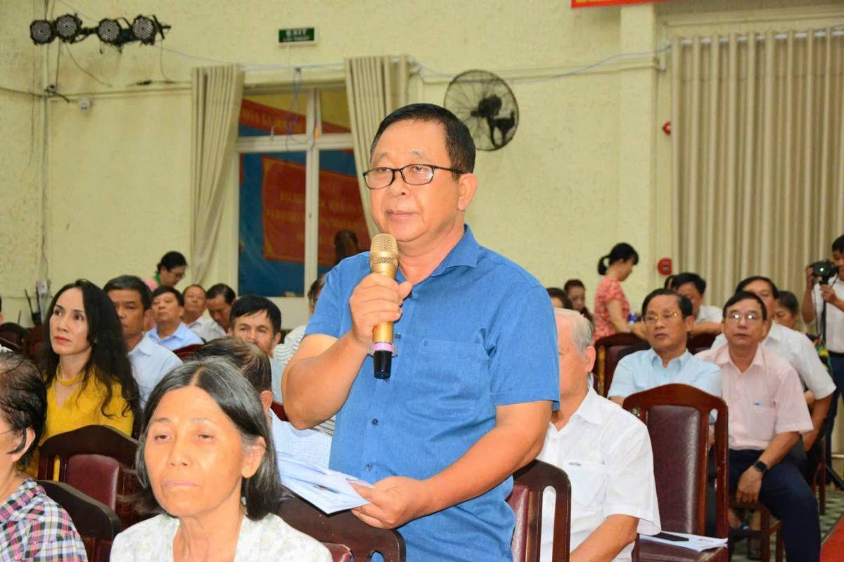 Cử tri phường Tăng Nhơn Phú phát biểu ý kiến của mình.