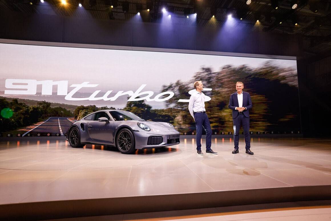 Oliver Blume và tay đua, đại sứ thương hiệu Porsche Jörg Bergmeister bên chiếc Porsche 911 Turbo S.