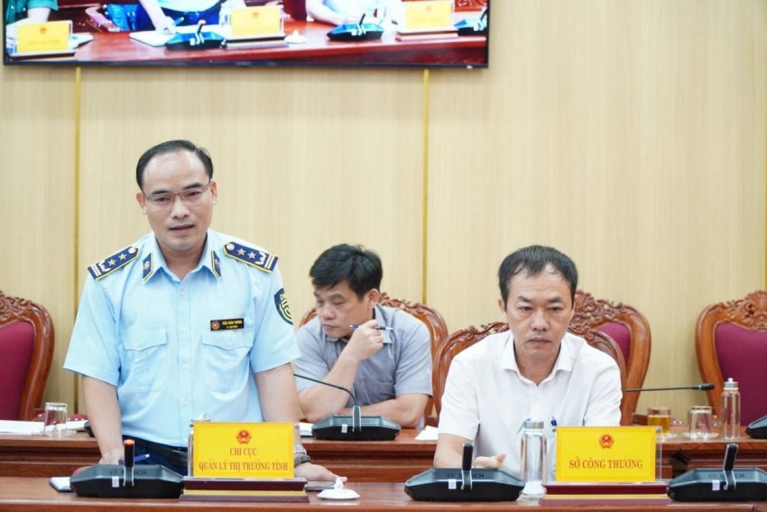 Đại diện Chi cục quản lý thị trường tỉnh phát biểu tại cuộc họp