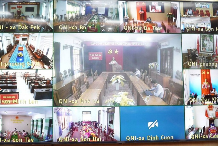 Lãnh đạo các xã, phường, đặc khu báo cáo tại cuộc họp