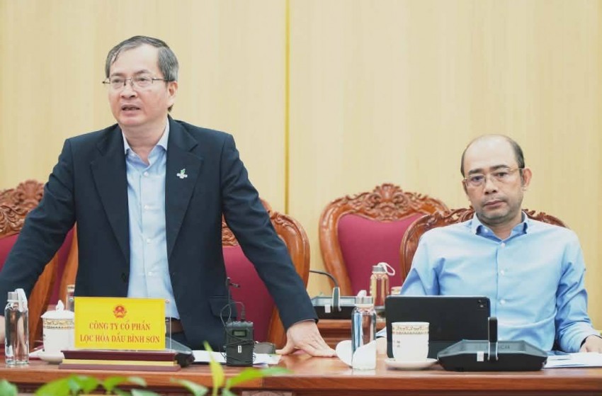 Lãnh đạo các doanh nghiệp kinh doanh xăng dầu báo cáo tại cuộc họp