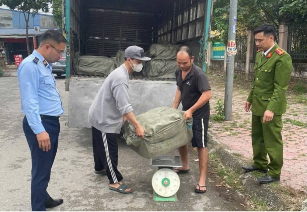 Lực lượng chức năng kiểm tra phương tiện và số hàng hoá vi phạm