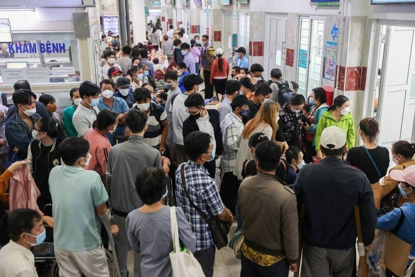Hiện trạng quá tải tại các cơ sở y tế tại các thành phố lớn