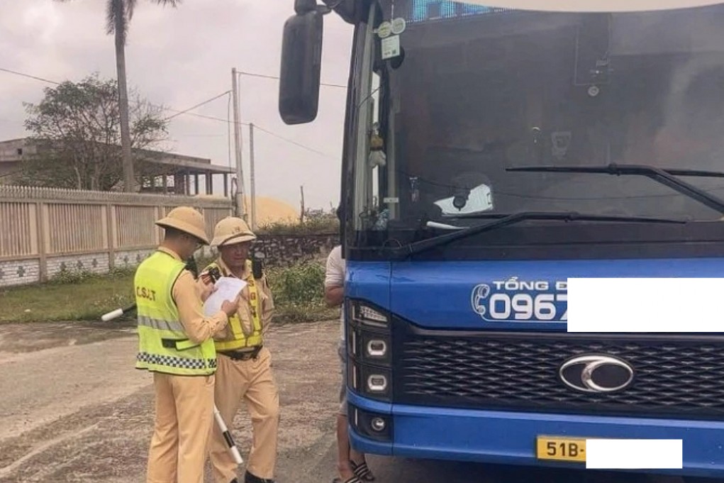 Quảng Trị: Xử phạt xe khách chở quá số người quy định từ phản ánh của người dân qua Zalo