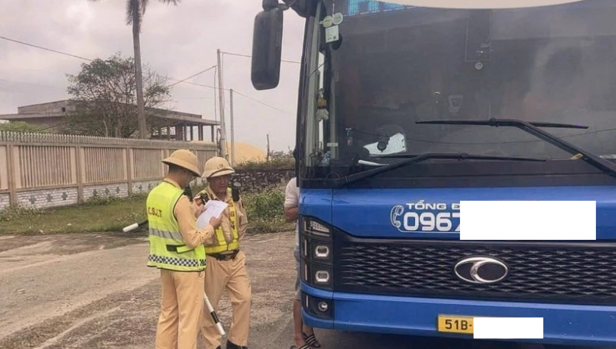 Quảng Trị: Xử phạt xe khách chở quá số người quy định từ phản ánh của người dân qua Zalo