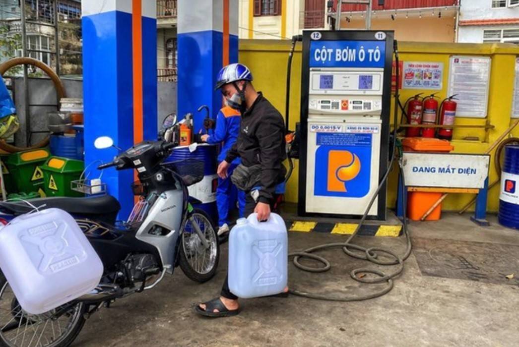 Giá xăng dầu từng lập đỉnh lịch sử tại Việt Nam, tích trữ có vi phạm?