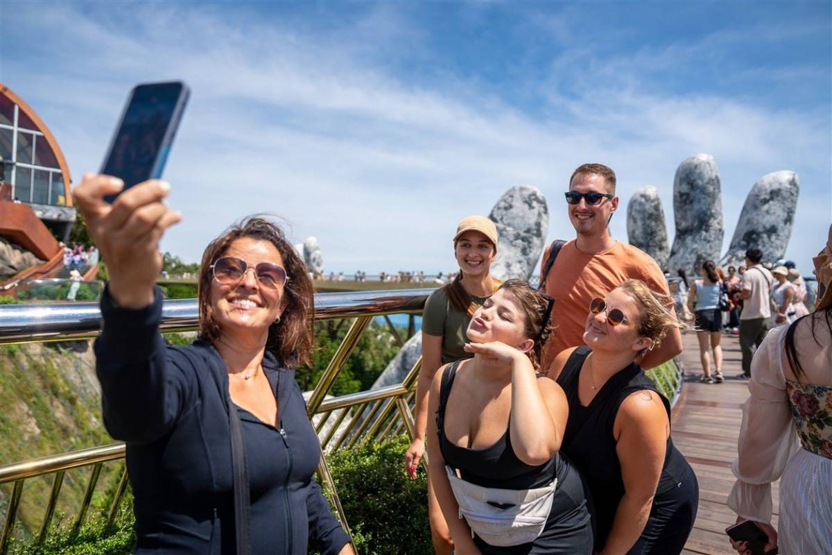 9Travel gọi tên Cầu Vàng là một trong những biểu tượng du lịch của Đà Nẵng