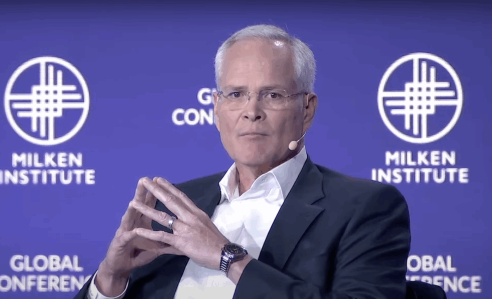 CEO Darren Woods đã từng lên tiếng phản đối kế hoạch của Tổng thống Donald Trump khuyến khích doanh nghiệp Mỹ quay lại đầu tư vào các dự án dầu mỏ tại Venezuela.